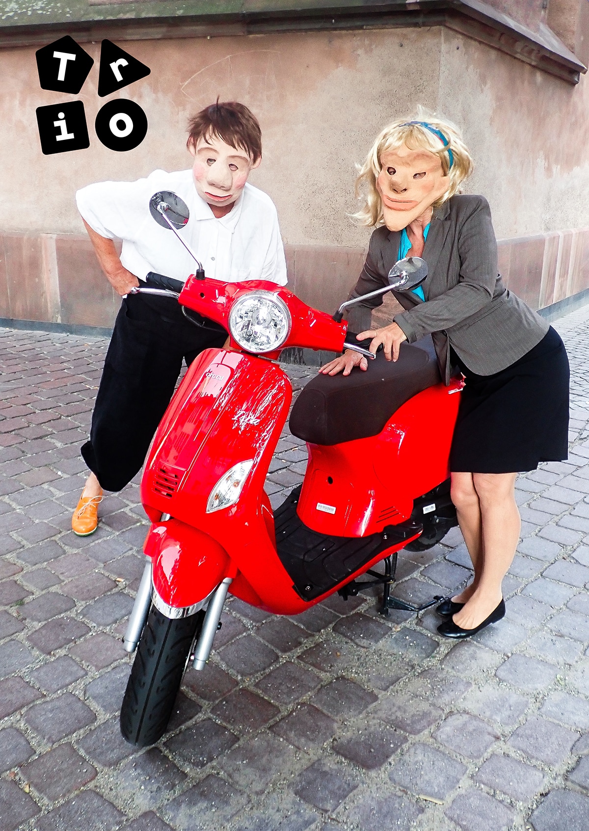 Zwei Maskenträger sitzen auf einem roten Moped